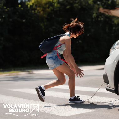 No cruces la calle para recuperar tu volantín, de modo de no generar accidentes por distracción - #VolantínSeguroEnel